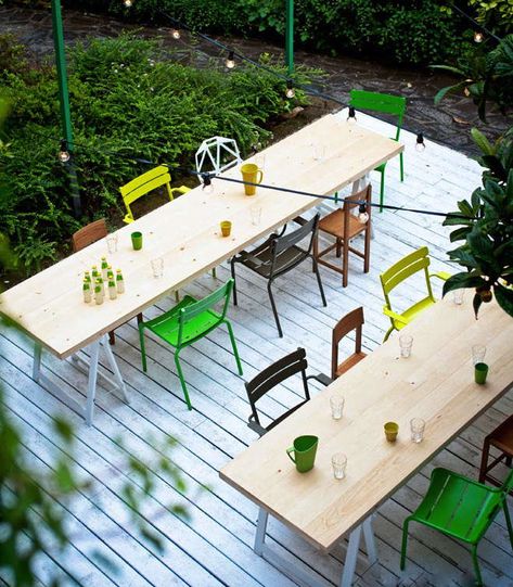 Steal This Look: A Colorful Outdoor Lounge - Gardenista Colorful Outdoor Furniture, Outdoor Table Tops, Tables And Chairs, Colorful Chairs, Outdoor Inspirations, Outdoor Rooms, Outdoor Dining Table, Outdoor Lounge, Outdoor Entertaining