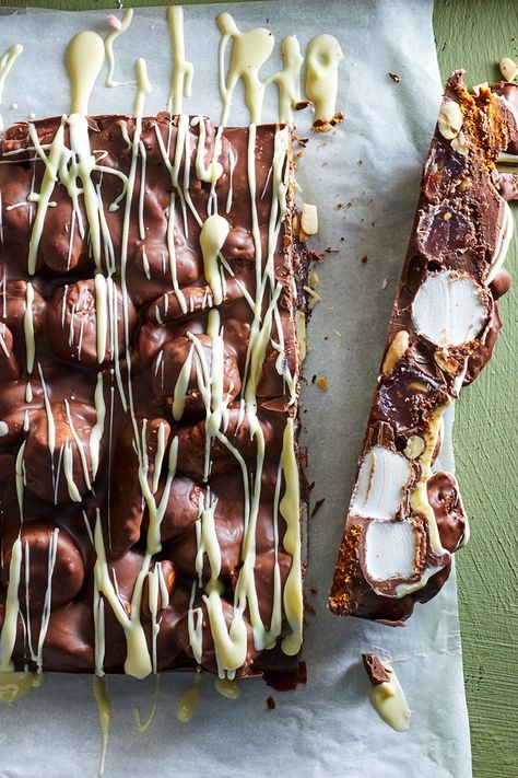 9 Decadent Rocky Road Recipes | Better Homes and Gardens Best Rocky Road Recipe, Chocolate Christmas Pudding, Rocky Road Recipe, Christmas Food Gifts, Recipe Sweet, Bark Recipe, Melt And Pour, Slices Recipes, Chocolate Marshmallows