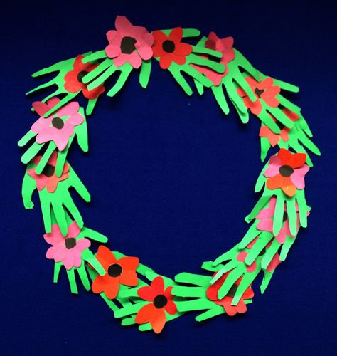 "We hold the memory the love and hope"  Remembrance day wreath children aged 6 Rembrance Day Art For Kids, Poppy Wreaths, Paper Plate Poppy Craft, Handprint Wreath, Poppy Crafts, Poppy Craft For Kids, Classroom Wreath, Remembrance Day Activities, Remembrance Day Art