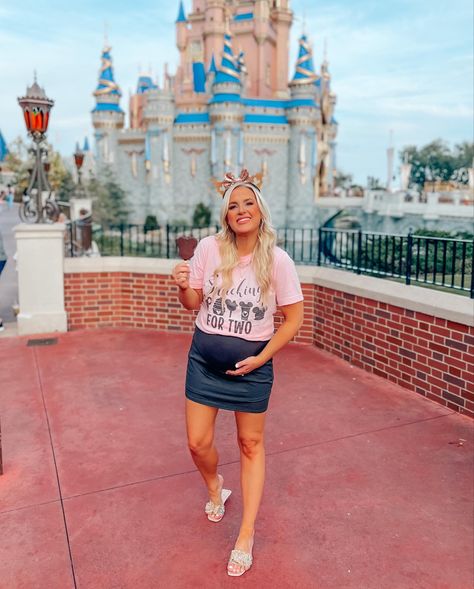 Pregnant Disney Shirt Ideas, Disney World Outfits Pregnant, Maternity Disney World Outfit, Disney Outfits Pregnant Women, Pregnant At Disney World Outfit, Disneyland Maternity Outfit, Disney Maternity Photos, Disney World Pregnant, Maternity Outfits For Disney World