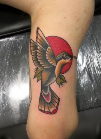 CafeMom.com : Bold sparrow : 50 Bold Traditional Style Tattoos -- This sparrow tattoo really pops with the bright red background and detailing on its feathers. Talk about bold! Sun Traditional Tattoo, Traditional Style Tattoos, Button Tattoo, Traditional Black Tattoo, Sparrow Tattoo, Traditional Style Tattoo, Tattoo Background, Tattoo Traditional, American Tattoos