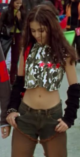 amrita rao in main hoon na Main Hoon Na Outfits, Iconic Brunettes, Bollywood Day, 90s Bollywood Fashion, Amrita Rao, Bollywood Outfits, Workout Inspo, 90s Bollywood, Indie Style