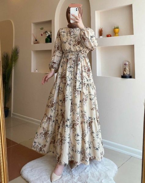 Floral Hijabi Dresses, Dress Motif Hijab, Stylish Outfits Casual, Floral Dress Outfits, Hijab Look, Stylish Wedding Dresses, Mode Abaya, Modest Dresses Casual, Hijabi Style