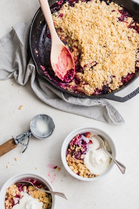 Dessert Recipes Blueberry, Raspberries Recipes, Blackberry Recipe, Impressive Cakes, Vegan Food Photography, Sommer Mad, Breakfast Pie, Berry Dessert Recipes, Blackberry Crumble