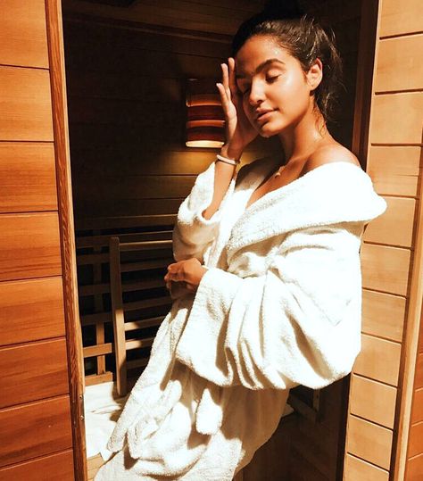 Sauna Photo Shoot, Sauna Pictures, Spa Pictures, Benefits Of Sweating, Sauna Yoga, Infrared Sauna Benefits, Sauna Benefits, Indoor Spa, Heavy Metal Detox