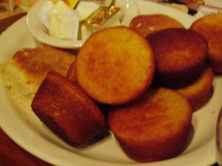 TAMARS' TREASURES: I developed a recipe that tastes like Cracker Barrel's Cornbread.... Cracker Barrel Corn Muffins, Cracker Barrel Cornbread, Heart Foods, Cracker Barrel Restaurant, Cracker Barrel Recipes, Cornbread Recipes, Cornbread Muffins, Biscuit Bread, Biscuit Rolls