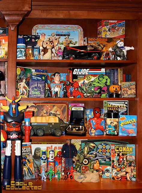 cool vintage toy collection Vintage Toy Room, Vintage Toy Collection, Vintage Collection Display, Vintage Toy Display, Toy Collection Room, Toy Collection Display, Geek Room, Collection Room, Toy Shelves