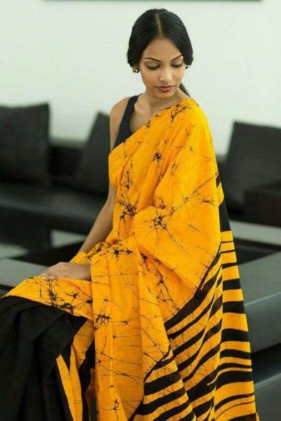 Latest cotton batik Print Saree | Elegant Fashion Wear Batik Saree, Batik Print Dress, Saree Jackets, Sari Dress, Blouse Saree, Batik Fashion, Batik Print, Black Saree, Elegant Saree