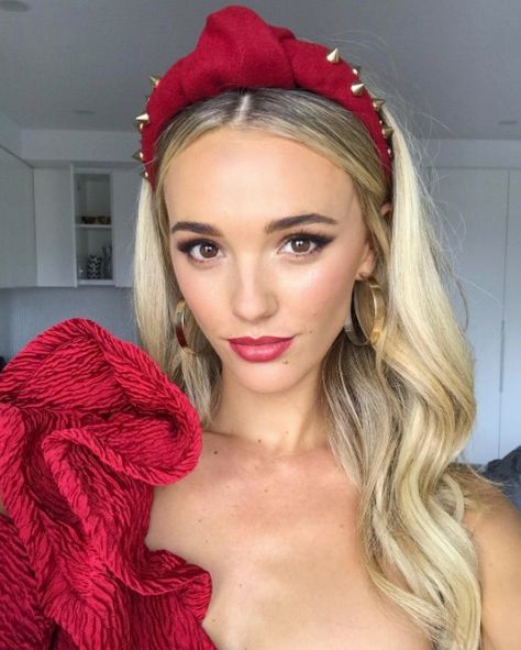 Makeup Trends We Spotted at the 2017 Melbourne Cup - RY Race Day Hair, Spring Racing Fashion, Melbourne Cup Fashion, Hairband Hairstyle, Brooke Hogan, Race Day Fashion, Pearl Bridal Headband, Race Wear, Races Outfit