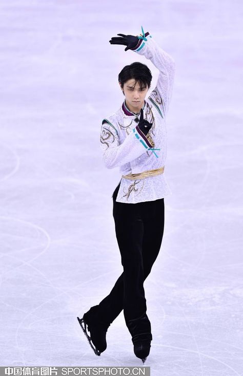 Skater Men, Stray Kids Fashion, Ballet Stretches, Ice Skating Outfit, Ice Skaters, Skating Outfits, Human Poses Reference, Olympic Champion, Yuzuru Hanyu