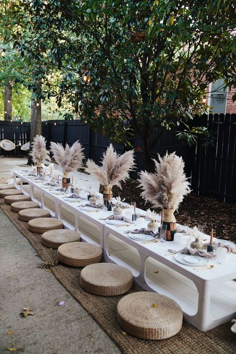 Fun Bridal shower or Rehearsal Dinner idea Backyard Dinner Party, Boho Birthday Party, Deco Champetre, Tafel Decor, Picnic Inspiration, Outdoor Dinner Parties, Picnic Decorations, Boho Picnic, Picnic Birthday