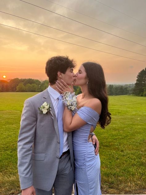 Couples; Love; Casal; Amor; Kiss; photography Matching Formal Outfits For Couples Prom Dresses, Semi Formal Couple Pictures, Semi Formal Poses Photo Ideas, Periwinkle Prom Dress Couple, Hoco Dresses Couples, Prom Goals Couples, Prom Poses Couples Same Height, Periwinkle Prom Couple, Men Prom Poses