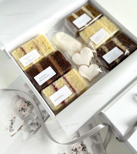 Assorted Dessert Box Ideas, Cake Samples Ideas, Pastry Box Ideas, Desert Box Gift, Cake Tasting Presentation, Cake Sample Boxes, Cake Tasting Boxes, Cake Samples, Cake Varieties