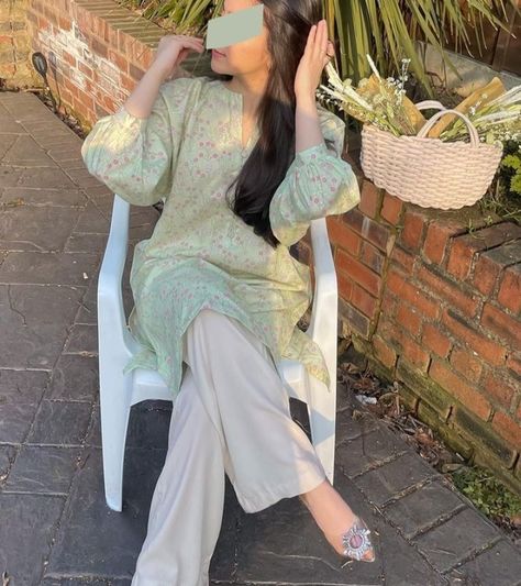 Casual Indian Outfits, Smart Casual Women Outfits, Simple Dress Casual, Pakistani Women Dresses, Trendy Outfits Indian, Golden Globes Red Carpet, Lace Dress Design, Pakistani Fashion Casual, Casual Indian Fashion