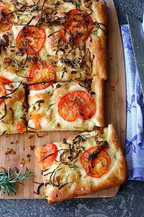 This Focaccia with Caramelized Onions and Tomatoes is the perfect appetizer for your next girls night. Caramelized Onions Recipe, Foccacia Bread, Rosemary Recipes, Focaccia Bread Recipe, Focaccia Recipe, Focaccia Bread, Caramelized Onion, Think Food, Idee Pasto Sano