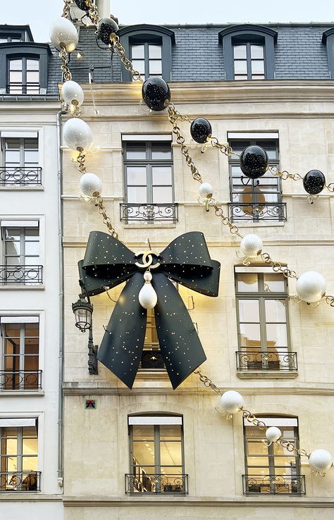 Holiday Season in Paris, Part I Chanel Store Paris, Paper Kawaii, Paris Christmas, Chic Christmas Decor, Paris Holiday, Christmas Entryway, Travel Paris, Suite Life, Paris Images