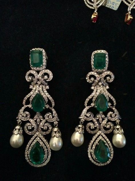 Diamond Indian Earrings, Green Earrings Indian, Diamond Hanging Earrings, Vintage Indian Jewelry, Beautiful Jewelry Diamonds, Diamond Pendant Jewelry, Bridal Jewellery Earrings, Beautiful Diamond Earrings, Neck Pieces Jewelry