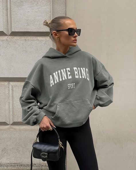 Anine Bing Sweater, Anine Bing Sweatshirt Outfit, Anine Bing Sweatshirt, Annie Bing, Sweatshirt Street Style, Sweats Outfit, Chic Sweatshirt, Cold Outfits, Comfy Outfit