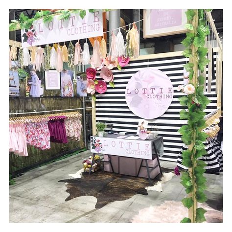 Stall Decoration Ideas, Muslin Romper, Stall Decorations, Market Stall Display, Baby Fair, Baby Clothes Newborn, Boutique Display, Pop Up Market, Market Displays