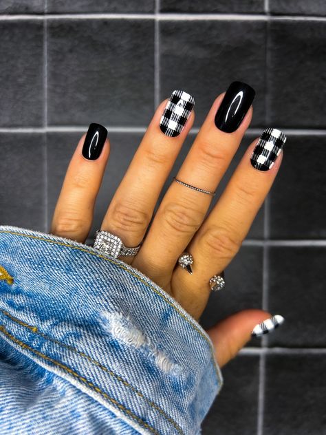 Plaid Nails Black And White, Winter Checkered Nails, Black And White Nails Christmas, Checkered Christmas Nails, Buffalo Plaid Nails Christmas, Buffalo Check Nails, Black And White Plaid Nails, Checkboard Nails, Black Plaid Nails