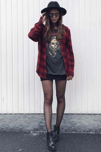 Basics Of Grunge Style And Modern Interpretation ★ Ripped Jeans With Fishnets, Edgy Grunge Style, Moda Grunge, Hipster Dress, Look Grunge, Edgy Grunge, 90s Fashion Grunge, Fashion Edgy, Grunge Fashion Soft