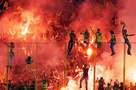 Crazy Greek soccer fans. Soccer Hooligans, Football Hooliganism, Ultras Football, Football Casuals, The Beautiful Game, Football Stadiums, Soccer Fans, Soccer Club, Historical Events