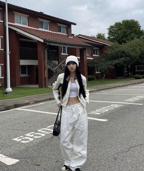 White Beanie Outfit, Beanie Outfit Aesthetic, Beanie Outfit, White Beanie, Outfit Korean Style, Hip Hop Outfits, Kpop Fashion Outfits, Japan Fashion, Korean Outfits