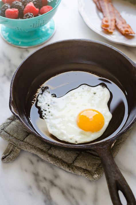 How to Cook a Sunny Side Up Egg Sunny Side Eggs, Perfect Fried Egg, Sunny Side Up Eggs, British Foods, Kid Friendly Breakfasts, Sunnyside Up Eggs, Bujo Art, Bacon In The Oven, Eggs Breakfast