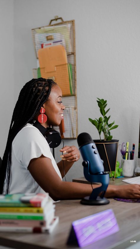 Podcasts Black Women, Black Woman Podcast Aesthetic, Career Black Woman Aesthetic, Productive Black Woman, Black Women Podcasts, Black Woman Writer Aesthetic, Black Women Podcast, Podcast Aesthetic Black Women, Youtube Aesthetic Black Women