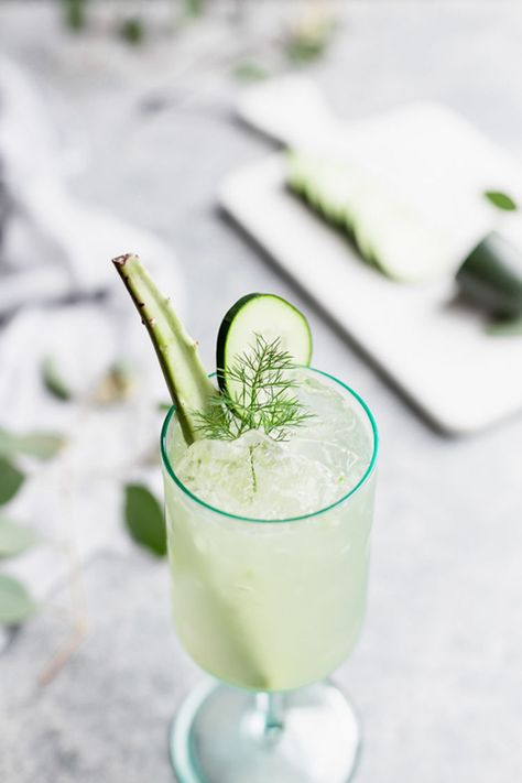 Cucumber Aloe Spa Water Coconut Water Cocktail, Coconut Water Smoothie Recipes, Gorgonzola Recipes, Coconut Benefits, Coconut Drinks, Spa Water, Pizza Recipes Homemade, Grilled Peaches, Spa Day At Home