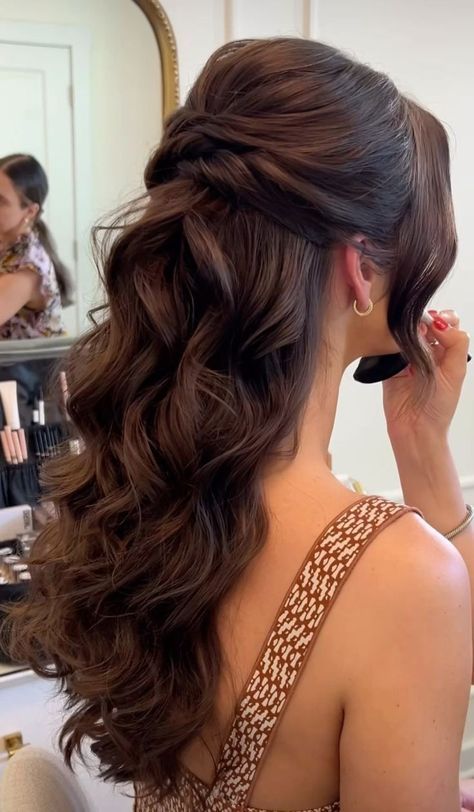 Hairstyles For 15 Party, Half Up Half Down Hairstyles Elegant, Bridal Hair Half Up Half Down With Veil, Hairstyles For Party Night Elegant, Hairstyle Ideas For Wedding Guest, Brunette Prom Hair, Baraat Hairstyles, Hair Styles For Engagement Brides, Black Dress Hairstyles