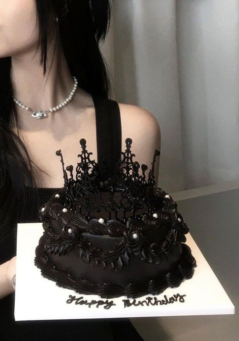 Gothic Cakes, Gothic Birthday Cakes, Queens Birthday Cake, Gothic Cake, Vintage Birthday Cakes, Funny Birthday Cakes, Queen Birthday, Creative Birthday Cakes, Dark Feminine Aesthetic