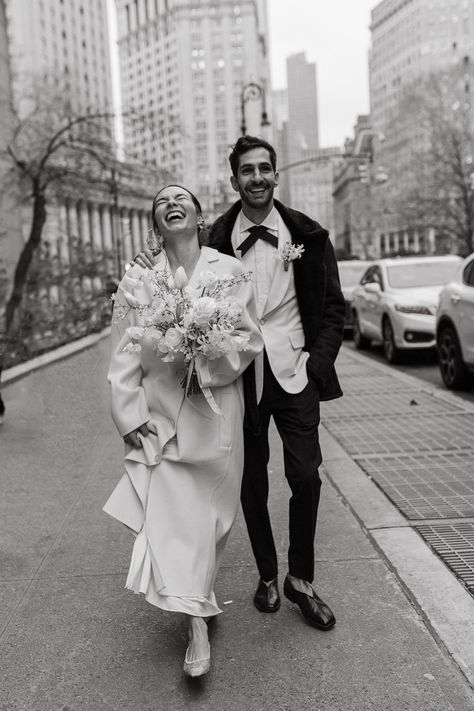 Carrie Bradshaw Courthouse Wedding, Manhattan City Hall Wedding, London Courthouse Wedding, Wedding Photo Vintage, Documentary Elopement Photography, Family Elopement Wedding, Kevin Love Wedding, Anti Bride Aesthetic, Film Elopement Photos