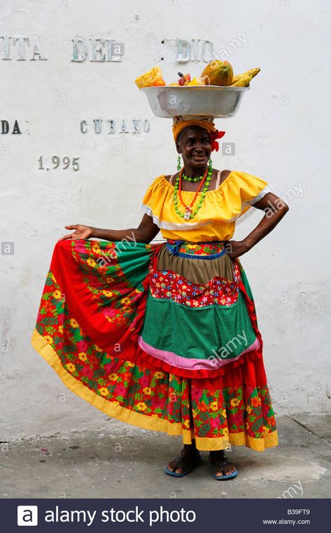 Las mujeres afrocolombianas en trajes típicos en Cartagena ... Caribbean Outfits, Caribbean Fashion, Caribbean Carnival, Caribbean Culture, Folk Clothing, Color Inspo, People Of The World, Latin America, Textile Prints