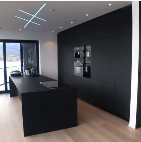 Black Matte Kitchen, Light Flooring, Matte Black Kitchen, Dark Kitchen, Kitchen Design Modern White, Luxury Kitchen Design, Dark Interiors, Modern Kitchen Design Luxury, Kitchen Room Design