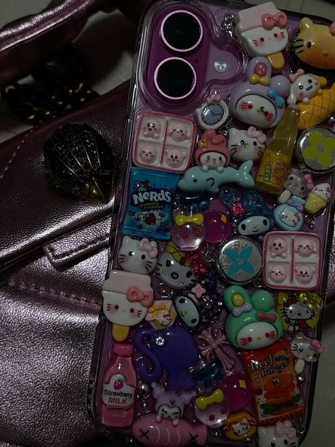 junkiexgirl on insta Pink Junk Case, Junk Case, Aesthetic Apps Games, Iphone Headphones, Ipad Essentials, Bling Ideas, Junk Yard, Diy Case, Diy Iphone Case