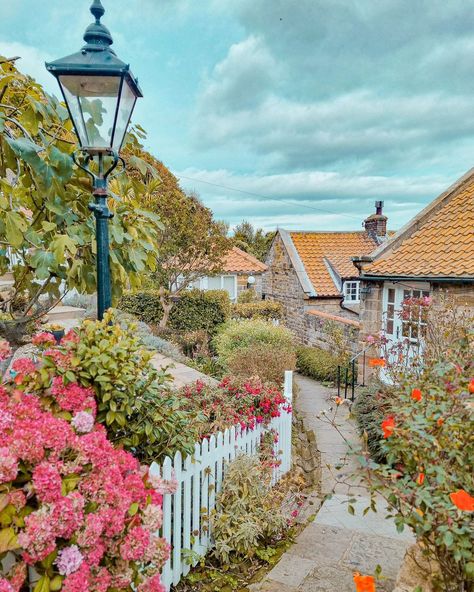 Bay House, Scottish Islands, British Isles, Painting Photos, Yorkshire, Scotland, Places To Visit, England, Cottage