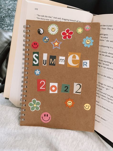 Bucket List Scrapbook, Y2k Summer Aesthetic, Aesthetic Activities, School Memories Scrapbook, Summer Journal, Memory Journal, School Scrapbook, Summer Scrapbook, Scrapbook Book