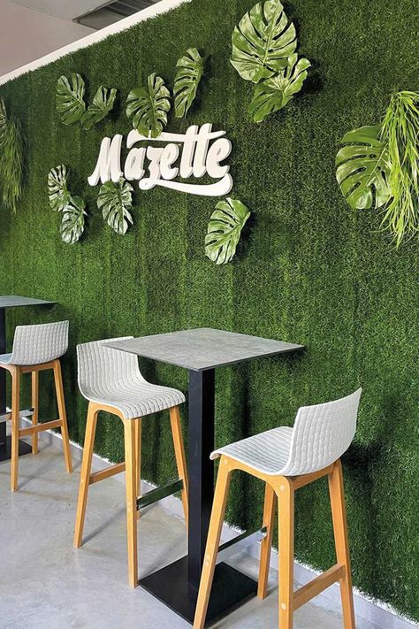 Modern Chic Restaurant Design, Green Restaurant Interior Design, Cafe Interior Design Small Low Budget, Restaurant Feature Wall, Restaurant Ideas Design, Juice Bar Interior, Restaurant Exterior Design, Small Restaurant Design, Bar Deco