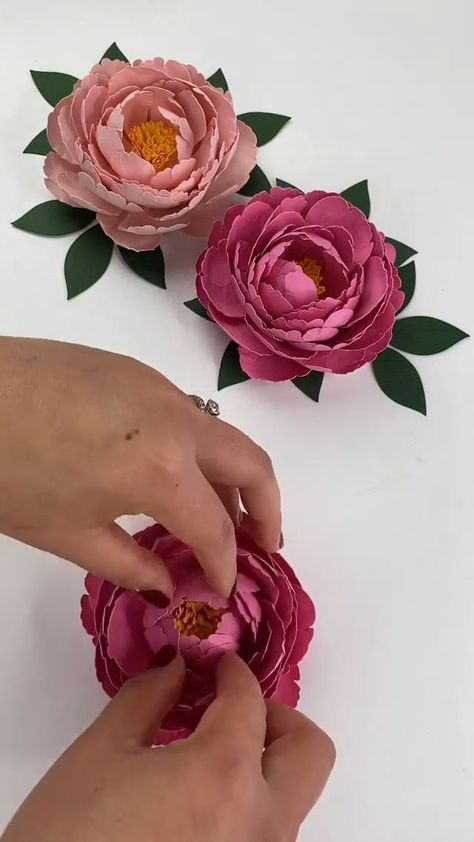 Peony Paper Flowers Diy, Cricut Fabric Flowers, Crafts With Scrap Paper, Diy Peony Paper Flower, Cricut Paper Flowers Projects, Origami Peony, Paper Flower Canvas, Paper Peony Diy, Cricut Paper Flowers