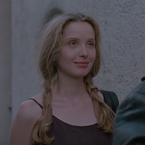 Before Sunrise Trilogy, Before Trilogy, Julie Delpy, Girl Interrupted, I Love Cinema, Short Hair Tutorial, French Girls, Before Sunrise, Sun Goes Down