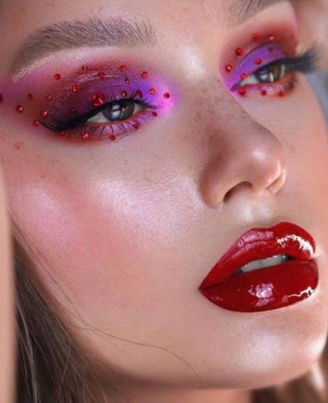 Summer Makeup Trends, Maquillage On Fleek, Rhinestone Makeup, Rave Makeup, Red Makeup, Creative Eye Makeup, Creative Makeup Looks, Fantasy Makeup, Editorial Makeup