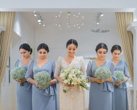 Sri Lankan Wedding Group Photos, Bridesmaid Kandyan Saree, Srilankan Wedding Bridesmaid, Bridesmaid Saree Sri Lanka, Bridesmaid Dresses Sri Lanka Kandyan, Bridesmaid Saree Color Schemes, Kandyan Bridesmaid, Brides Mate Dress, Bridesmaid Colours