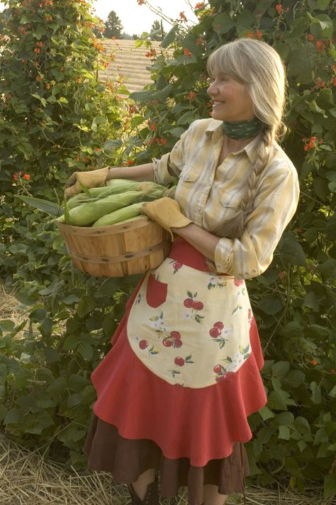 Farm Girl Farm Girl Outfits, Farm Girl Style, Red Valley, Smart Lady, Farmer Outfit, Country Woman, Farm Fashion, Farmer Girl, Black Jeans Outfit Ideas