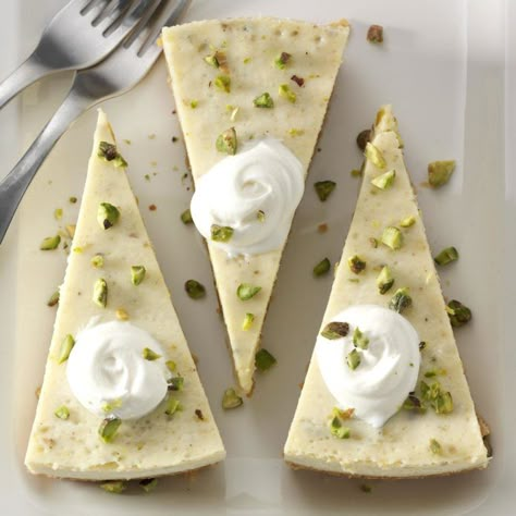 Cardamom Cheesecake, Fall Cheesecake, Pistachio Cardamom, Christmas Cheesecake Recipes, Cardamom Recipe, Cheesecake With Whipped Cream, Christmas Cheesecake, Chocolate Malt, Brownie Desserts