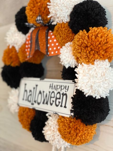 Autumn Pom Pom Wreath, Felt Halloween Wreath, Fall Pom Pom Wreath, Halloween Pom Poms, Halloween Pom Pom Wreath, Halloween Yarn Crafts, Homemade Wreath Ideas, Pom Pom Wreath Diy, Halloween Yarn