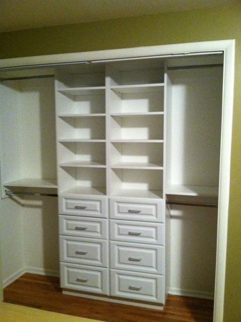 The walk in closet thats on the wall behind the bed Diy Kast, Small Closet Design, A Walk In Closet, Narrow Closet, Master Closet Organization, Closet Organizer With Drawers, Custom Closet Design, Walking Closet, Reach In Closet