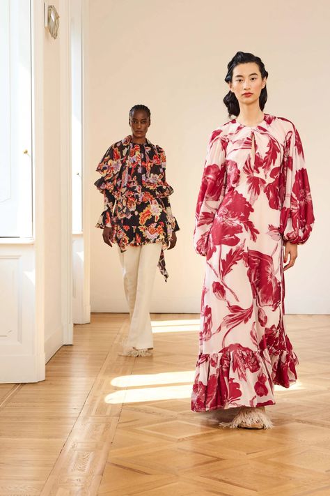 La DoubleJ Resort 2025 Fashion Show | Vogue Tropical Prints Pattern, Resort Chic, Outfits Edgy, Lace Dress Long, Next Clothes, Print Trends, Long Sleeve Lace Dress, Fashion Show Collection, Ootd Outfit