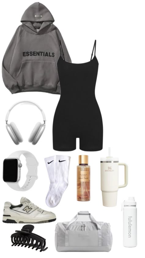 a cute workout gym fit with a variety of accessories Autumn Gym Outfit, Teen Gym Outfits, Workout Essentials Aesthetic, Chill Gym Outfit, Cute Workout Sets Aesthetic, Workouts Outfits Women, Gym Outfits Girl, Gym Cute Outfits, Clean Girl Workout Outfits