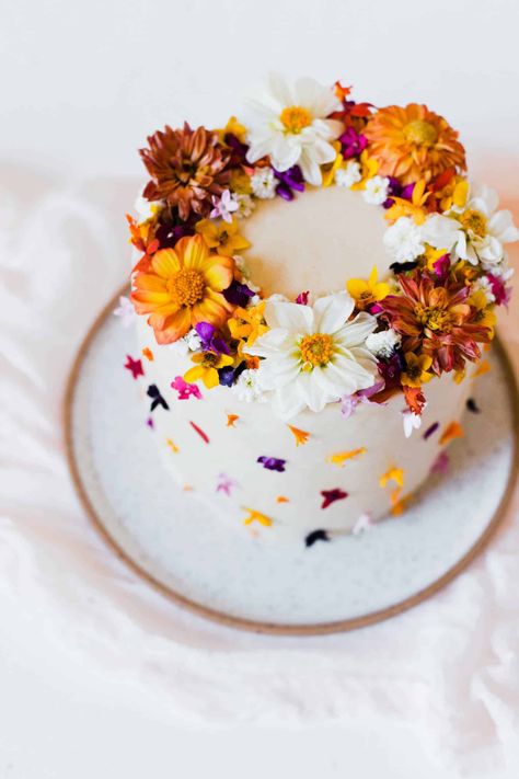 Tips for Using Edible Flowers on Cake - A Beautiful Mess Edible Flowers For Cakes, Edible Flowers Cake, Edible Flowers Recipes, Edible Cake Decorations, A Beautiful Mess, Easy Peanut Butter, Dandelion Recipes, Cake Cover, Flower Food